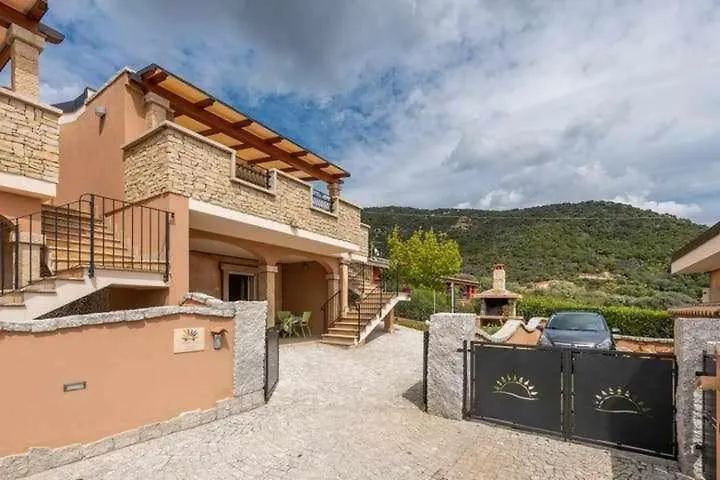 Larcobaleno Di Chia Cin It11101Ce Bed and Breakfast Domus De Maria 0*,